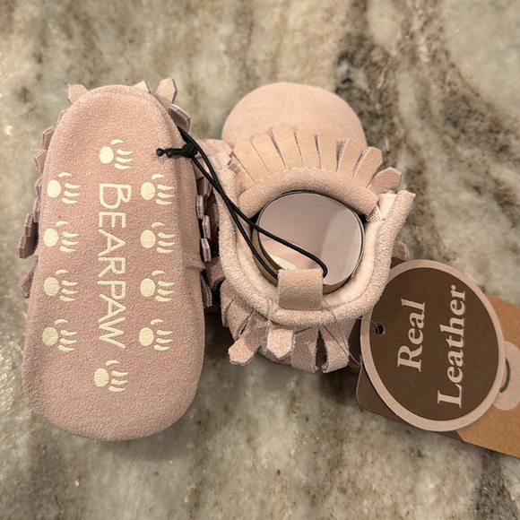 NWT Bearpaw Baby Slippers 0-6 Months Leather Suede Moccasins Slip On Fringe pink - Picture 2 of 4